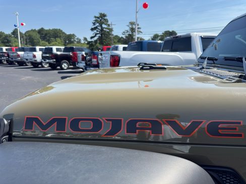 Used 2025 Jeep Gladiator Mojave AWD/4WD image 11
