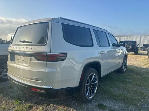 Used 2022 Jeep Wagoneer Series III w/ Premium Group I AWD/4WD image 4