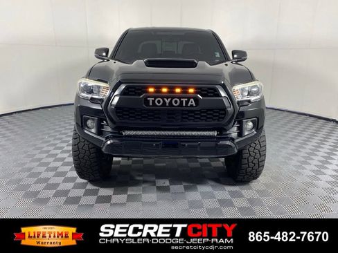 Used 2017 Toyota Tacoma TRD Sport w/ Tow Package (A/T) AWD/4WD image 2