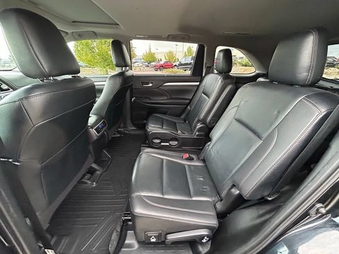 Used 2019 Toyota Highlander XLE FWD image 25