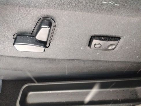 Used 2019 Dodge Grand Caravan SE w/ UConnect Hands-Free Group image 32