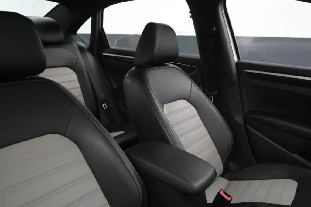 Used 2018 Volkswagen Passat GT FWD image 45