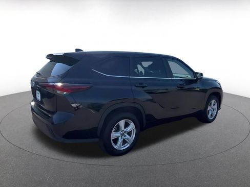 Used 2025 Toyota Highlander LE FWD image 11