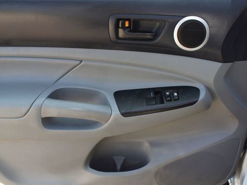 Used 2012 Toyota Tacoma 4x4 Access Cab w/ SR5 Pkg image 19