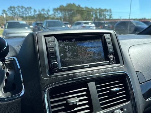 Used 2019 Dodge Grand Caravan SXT image 18