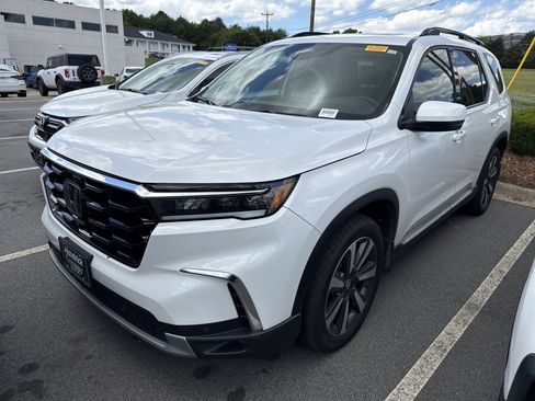 Used 2023 Honda Pilot Touring image 5