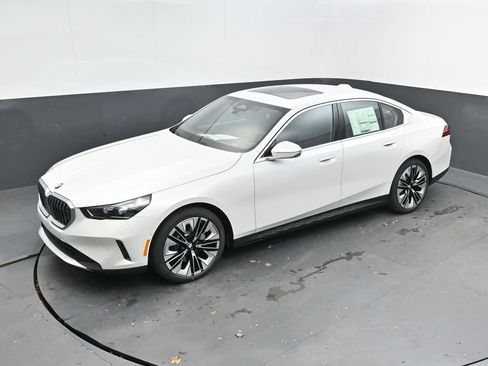 New 2026 BMW 530i w/ Premium Package image 40