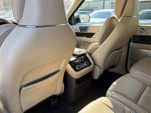 Used 2019 Lincoln Navigator Reserve image 17