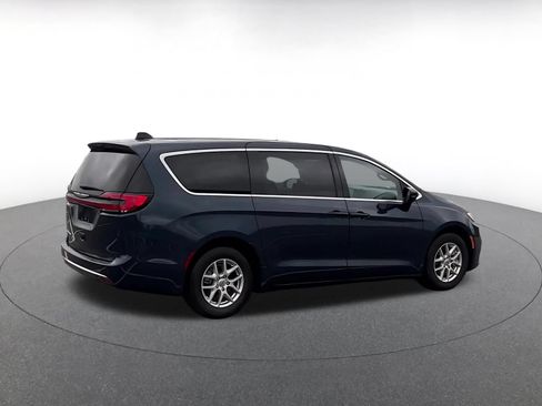 Used 2025 Chrysler Pacifica Select FWD image 14