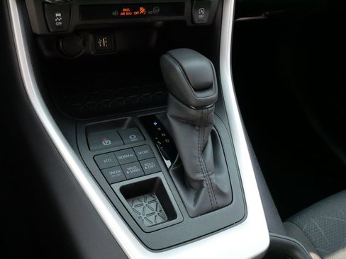 Used 2025 Toyota RAV4 XLE AWD/4WD image 24