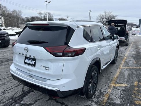 Used 2024 Nissan Rogue Platinum image 8