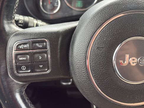 Used 2017 Jeep Wrangler Unlimited Sahara w/ Connectivity Group AWD/4WD image 9