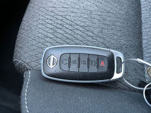Used 2025 Nissan Rogue SV FWD image 21
