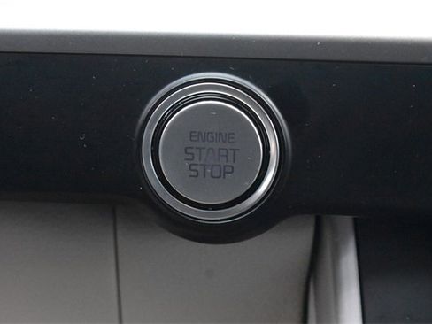 Used 2024 Kia Carnival LX image 31