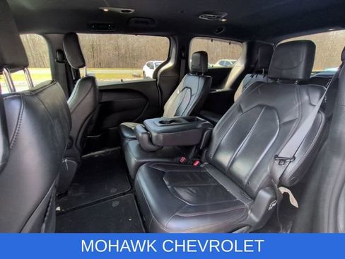 Used 2020 Chrysler Pacifica Touring-L image 11