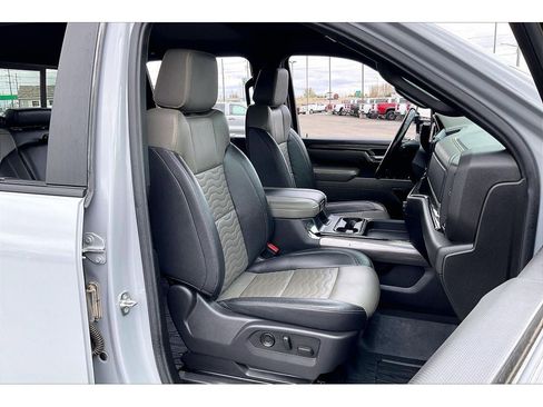 Used 2024 Chevrolet Silverado 2500 ZR2 w/ Technology Package AWD/4WD image 8