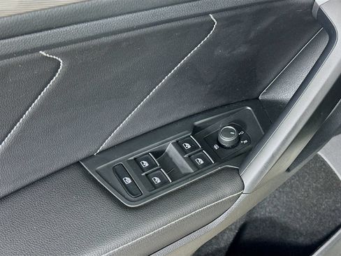 Used 2023 Volkswagen Tiguan SE AWD/4WD image 17
