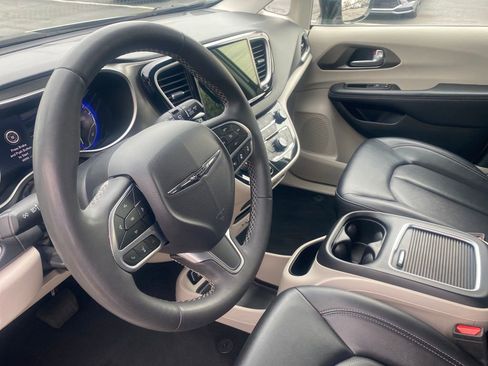 Used 2024 Chrysler Pacifica Touring-L FWD image 16