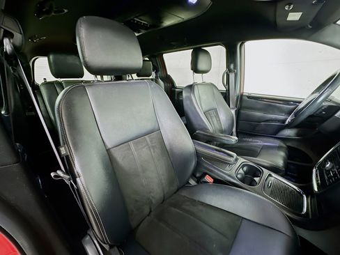 Used 2016 Dodge Grand Caravan SXT image 28