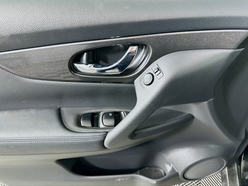 Used 2018 Nissan Rogue SV image 15