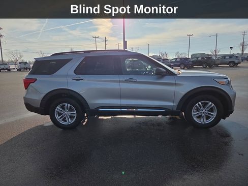 Used 2022 Ford Explorer XLT w/ Equipment Group 202A image 8