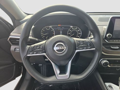 Used 2023 Nissan Altima 2.5 SV FWD image 14