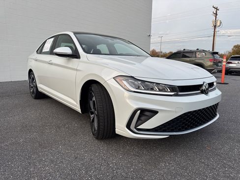 Used 2025 Volkswagen Jetta SEL image 1