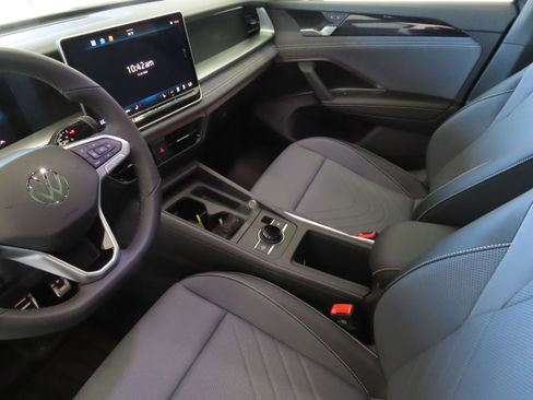 New 2026 Volkswagen Tiguan SE R-Line image 22