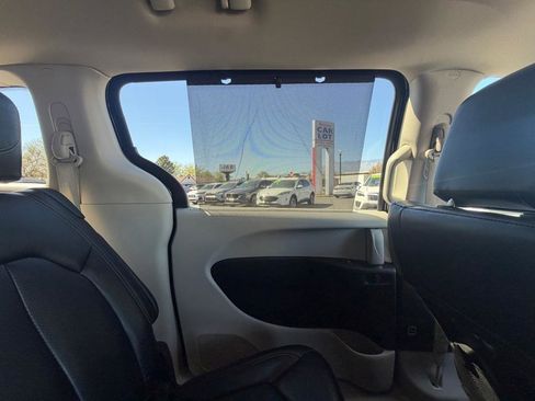Used 2023 Chrysler Pacifica Touring-L image 26
