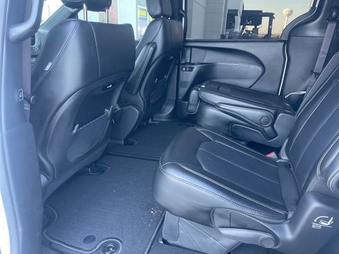 Used 2024 Chrysler Pacifica Touring-L w/ S Appearance Package image 7