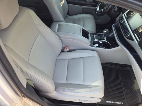 Used 2018 Toyota Highlander XLE AWD/4WD image 26