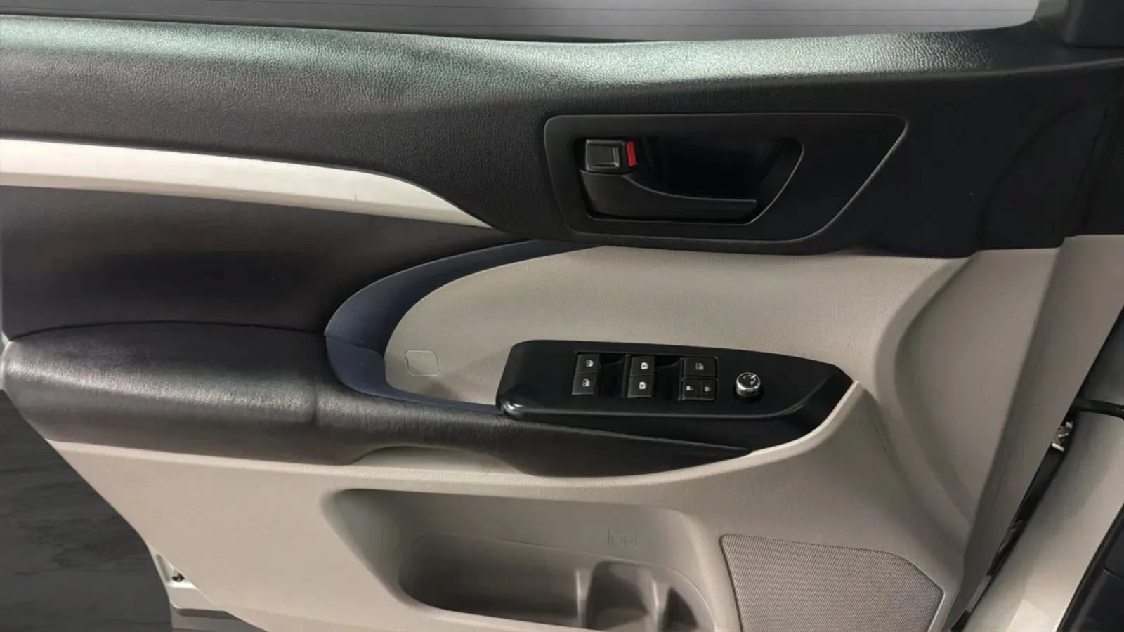 Used 2017 Toyota Highlander Plus FWD image 16