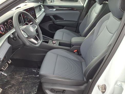 New 2026 Volkswagen Tiguan SE R-Line FWD image 8