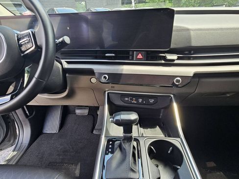 Used 2025 Kia Carnival EX FWD image 12