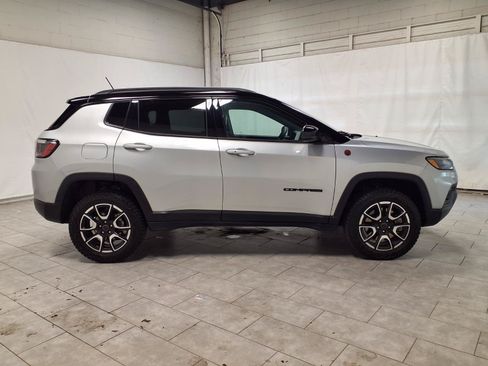 Used 2025 Jeep Compass Trailhawk AWD/4WD image 10