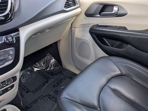 Used 2022 Chrysler Pacifica Touring-L image 19