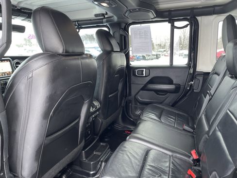 Used 2018 Jeep Wrangler Unlimited Sahara w/ Uconnect 4C Nav & Sound Group image 10