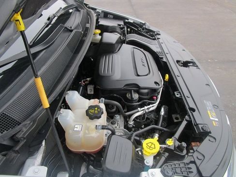 Used 2024 Chrysler Pacifica Touring-L image 11