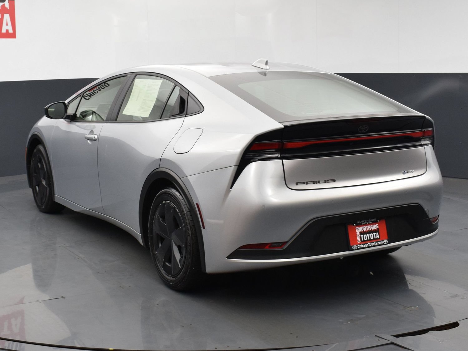 Used 2025 Toyota Prius LE FWD image 3