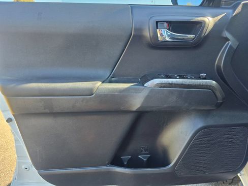 Used 2018 Toyota Tacoma TRD Sport AWD/4WD image 12