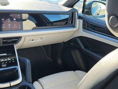Used 2024 Porsche Cayenne Base image 23