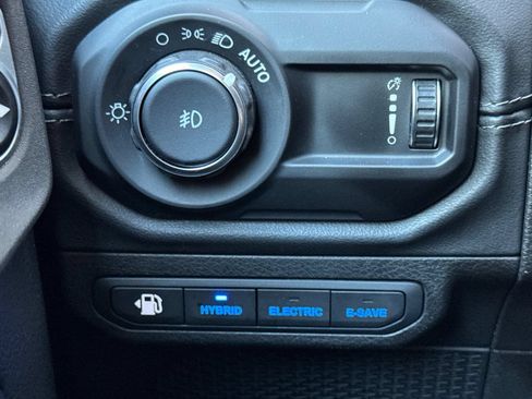 Used 2024 Jeep Wrangler Unlimited Sahara AWD/4WD image 30