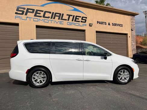 Used 2024 Chrysler Pacifica Touring-L FWD image 6