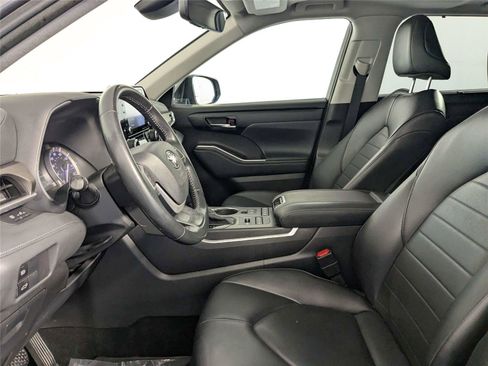 Used 2022 Toyota Highlander XLE AWD/4WD image 10