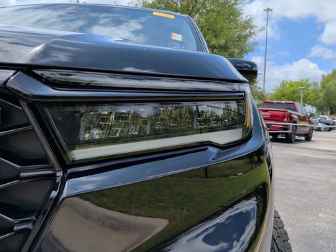 Used 2025 Honda Pilot TrailSport image 3