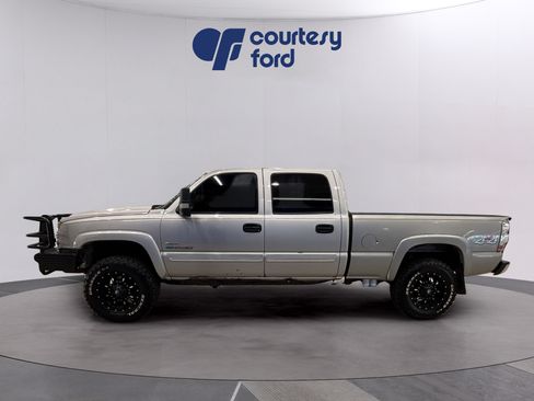 Used 2005 Chevrolet Silverado 2500 LS w/ Heavy-Duty Power Package AWD/4WD image 3