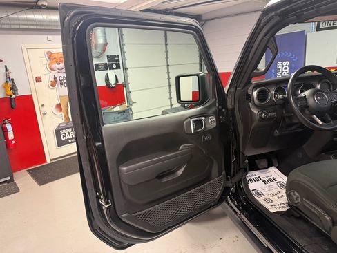 Used 2022 Jeep Wrangler Unlimited Sport image 27