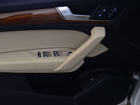 Used 2023 Audi Q5 Premium w/ Convenience Package image 11