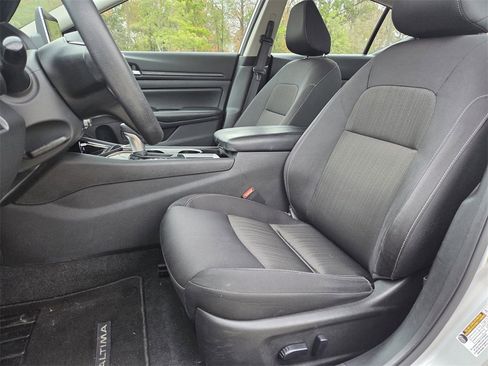 Used 2024 Nissan Altima 2.5 SV image 11