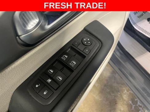 Used 2023 Chrysler Pacifica Touring-L AWD/4WD image 7